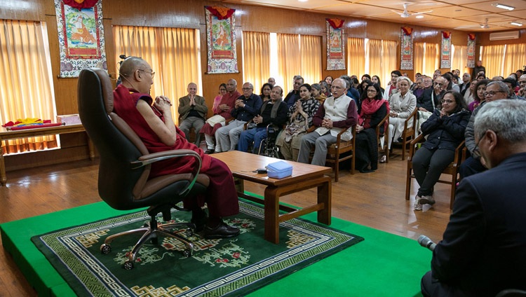 Su Santidad el Dalái Lama hablando sobre ética secular a empresarios y graduados en administración en su residencia de Dharamsala, HP, India, el 7 de noviembre de 2019. Foto de Tenzin Choejor