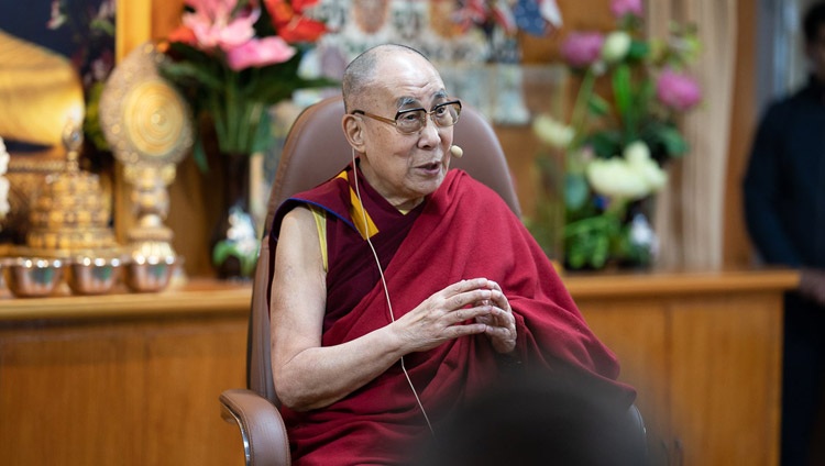 Su Santidad el Dalái Lama se dirigió a la reunión durante su reunión con empresarios y graduados en administración en su residencia de Dharamsala, HP, India, el 7 de noviembre de 2019. Foto de Tenzin Choejor