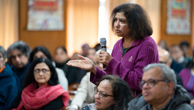 Una persona de la audiencia hizo una pregunta a Su Santidad el Dalái Lama durante su charla sobre ética secular a empresarios y graduados en administración en su residencia de Dharamsala, HP, India, el 7 de noviembre de 2019. Foto de Tenzin Choejor