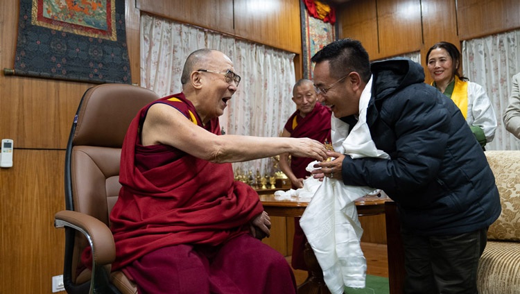 Su Santidad el Dalái Lama con el Ministro Principal de Sikkim, Prem Singh Tamang en su residencia de Dharamsala, HP, India, el 8 de noviembre de 2019. Foto de Tenzin Choejor