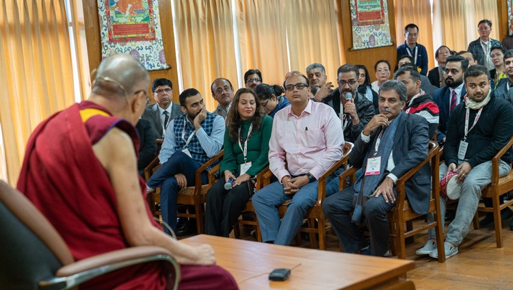 Un miembro de la audiencia formulando una pregunta a Su Santidad el Dalái Lama durante su reunión con los delegados de la Reunión Mundial de Inversores de Rising Himachal en su residencia de Dharamsala, HP, India, el 8 de noviembre de 2019. Foto de Tenzin Choejor
