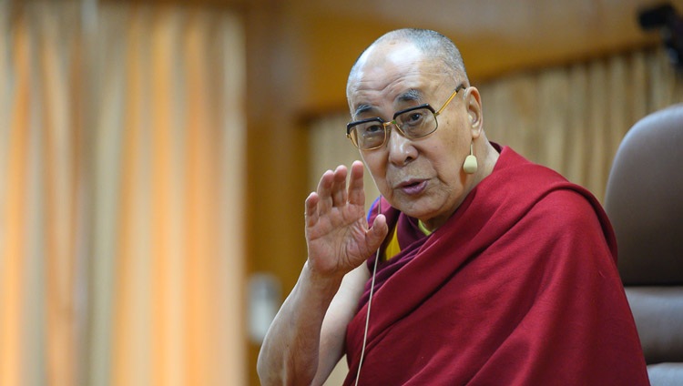 Su Santidad el Dalái Lama se dirige a los delegados de la reunión mundial de inversores de Himachal en ascenso en su residencia de Dharamsala, HP, India, el 8 de noviembre de 2019. Foto de Tenzin Choejor