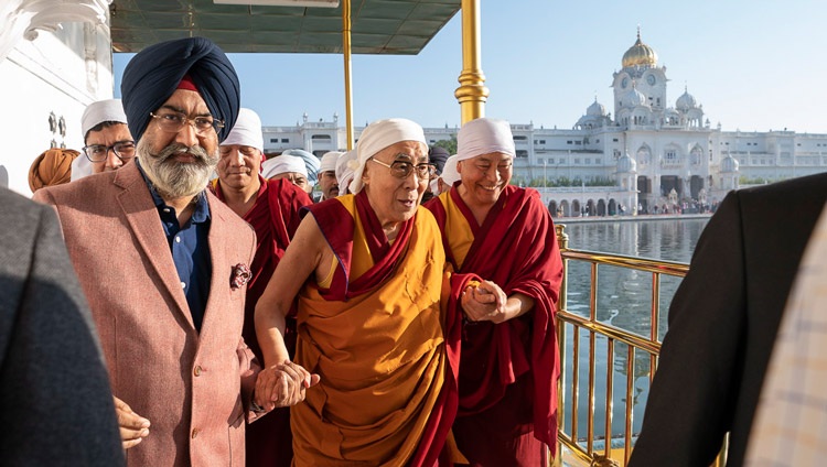 Su Santidad el Dalái Lama caminando por la calzada hasta el Dabar Shahib en el Templo Dorado de Amritsar, Punjab, India, el 9 de noviembre de 2019. Foto de Tenzin Choejor