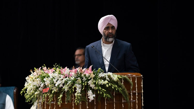 El Ministro de Finanzas del Gobierno de Punjab, Manpreet Singh Badal, dando la bienvenida a la audiencia y a los participantes al inicio del Cónclave Interreligioso en la Universidad Guru Nanak Dev en Amritsar, Punjab, India, el 9 de noviembre de 2019. Foto de Tenzin Choejor