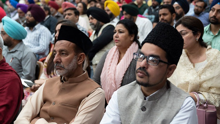 Miembros de la audiencia escucharon a Su Santidad el Dalái Lama hablando en el cónclave interreligioso de la Universidad Guru Nanak Dev en Amritsar, Punjab, India, el 9 de noviembre de 2019. Foto de Tenzin Choejor