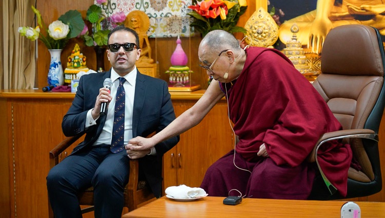 El Teniente Gobernador del Estado de Washington, Cyrus Habib, presentando el programa con Su Santidad el Dalái Lama en su residencia de Dharamsala, HP, India, el 11 de noviembre de 2019. Foto de Ven Tenzin Jamphel