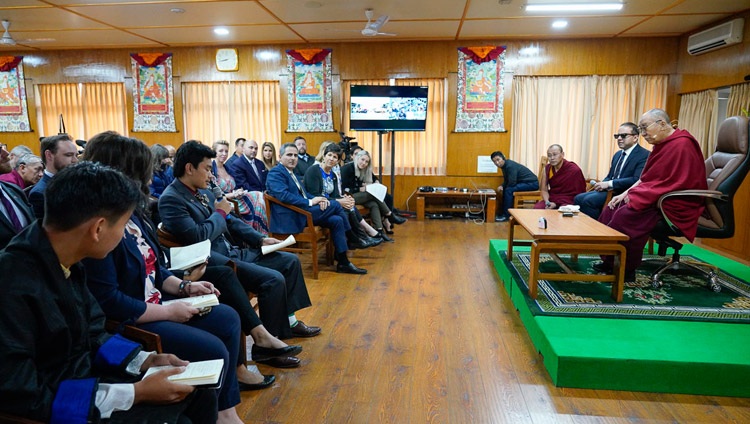 Un estudiante del Estado de Washington haciendo una pregunta a Su Santidad el Dalái Lama durante su programa en Dharamsala, HP, India, el 11 de noviembre de 2019. Foto de Ven Tenzin Jamphel