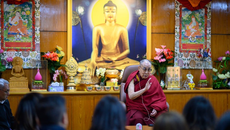 Su Santidad el Dalái Lama hablando ante el Comité de Nepal de la Organización de Jóvenes Presidentes (YPO) en su residencia de Dharamsala, HP, India, el 13 de noviembre de 2019. Foto de Tenzin Choejor