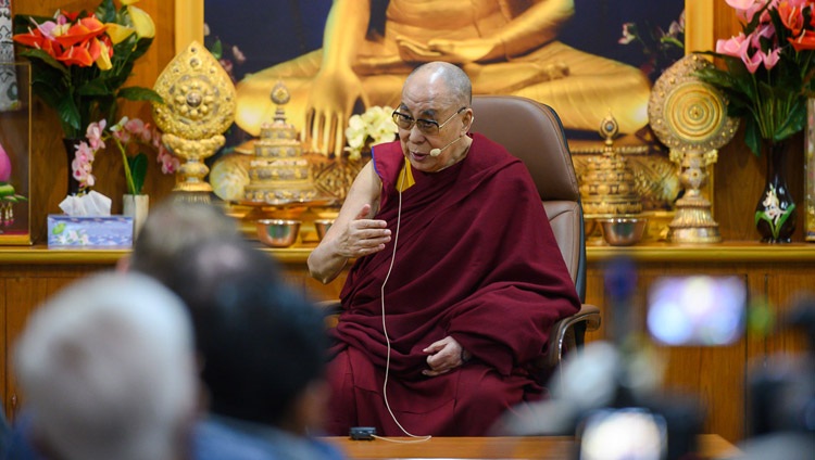  Su Santidad el Dalái Lama se dirige a los miembros de la Young Buddhist Society y a los estudiantes y profesores del Instituto Indio de Comunicación de Masas en su residencia de Dharamsala, HP, India, el 15 de noviembre de 2019. Foto de Tenzin Choejor