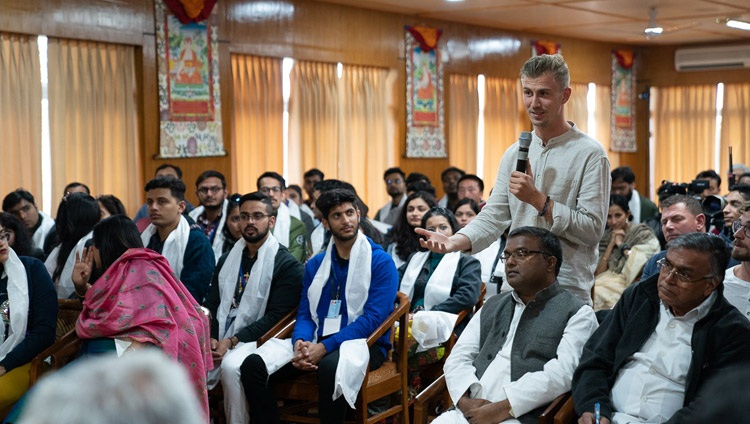 Un miembro de la audiencia hizo una pregunta a Su Santidad el Dalái Lama durante su reunión con budistas indios y estudiantes de comunicación de masas en su residencia de Dharamsala, HP, India, el 15 de noviembre de 2019. Foto de Tenzin Choejor