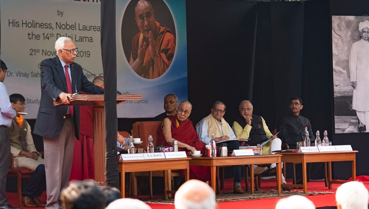 NN Vohra, Presidente de la CII y ex Gobernador de Jammu & Kashmir hablando en el Indian International Centre de Nueva Delhi (India) el 21 de noviembre de 2019. Foto de Tenzin Choejor