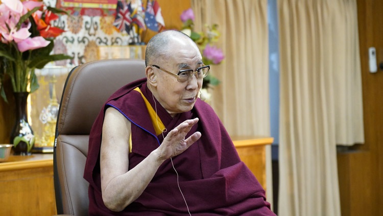 Su Santidad el Dalái Lama hablando a grupos de estudiantes de Estudios Tibetanos en su residencia de Dharamsala, HP, India, el 2 de diciembre de 2019. Foto de Ven Tenzin Jamphel
