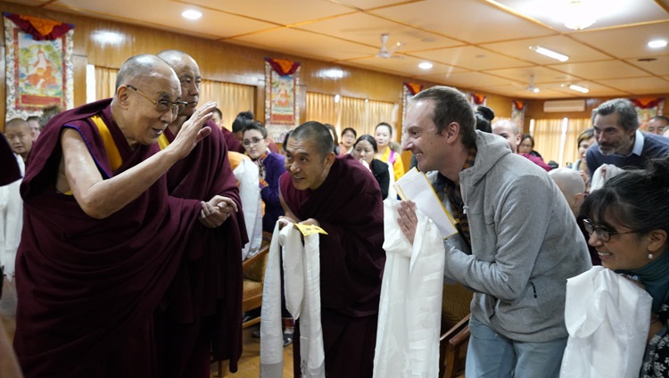 Su Santidad el Dalái Lama llega a la sala de audiencias para su encuentro con estudiantes de Estudios Tibetanos en su residencia de Dharamsala, HP, India, el 2 de diciembre de 2019. Foto de Ven Tenzin Jamphel