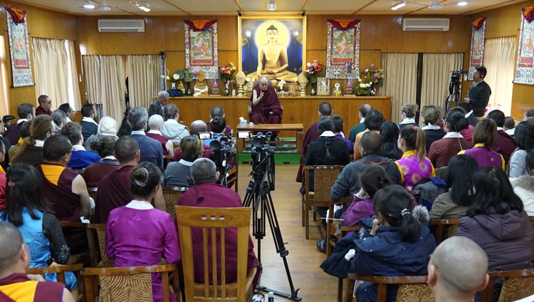 Vista de la sala de audiencias durante el encuentro de Su Santidad el Dalái Lama con estudiantes de Estudios Tibetanos en su residencia de Dharamsala, HP, India, el 2 de diciembre de 2019. Foto de Ven Tenzin Jamphel