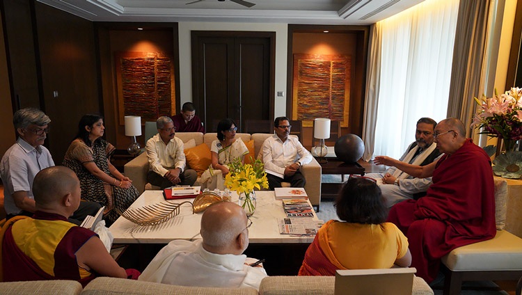 Su Santidad el Dalái Lama hablando sobre la nueva Cátedra Dalái Lama de Estudios de Nalanda durante una reunión en su hotel de Goa, India, el 11 de diciembre de 2019. Foto de Lobsang Tsering
