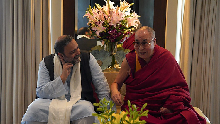 Su Santidad el Dalái Lama con el Rector de la Universidad de Goa, Varun Sahni, durante la discusión sobre la nueva Cátedra Dalái Lama de Estudios de Nalanda, en una reunión celebrada en su hotel de Goa, India, el 11 de diciembre de 2019. Foto de Lobsang Tsering