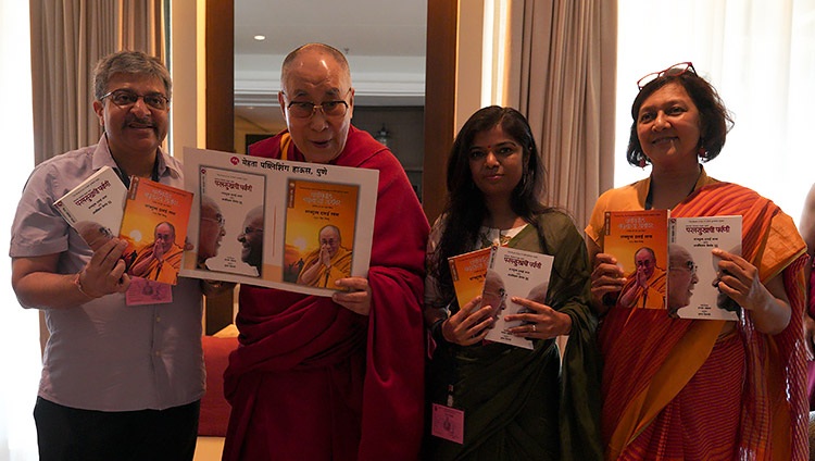Su Santidad el Dalái Lama lanza una traducción en lengua marathi de su libro con el Arzobispo Desmond Tutu «Libro de la Alegría» en Goa, India el 11 de diciembre de 2019. Foto de Lobsang Tsering