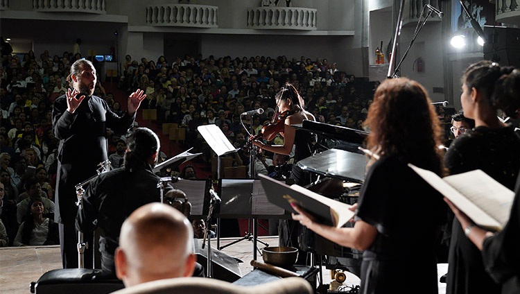 El coro de la Universidad de Goa, acompañado de violín, piano y percusión, interpreta una composición especialmente escrita en honor de Su Santidad el Dalái Lama antes de su charla en la Academia Kala de Goa, India, el 11 de diciembre de 2019. Foto de Lobsang Tsering