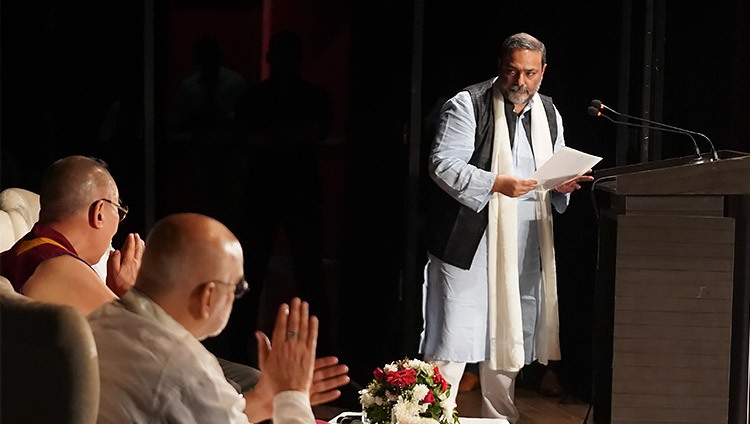 El Vicerrector de la Universidad de Goa, Varun Sahni, anunció el lanzamiento de la Cátedra Dalái Lama de Estudios de Nalanda en la Universidad de Goa al inicio del programa de la Academia Kala en Goa, India, el 11 de diciembre de 2019. Foto de Lobsang Tsering
