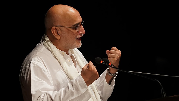 Rajiv Mehrotra, en nombre de la Fundación para la Responsabilidad Universal, hablando sobre su asociación con la Universidad de Goa para apoyar la nueva Cátedra Dalái Lama de Estudios de Nalanda en la Academia Kala de Goa, India, el 11 de diciembre de 2019. Foto de Lobsang Tsering
