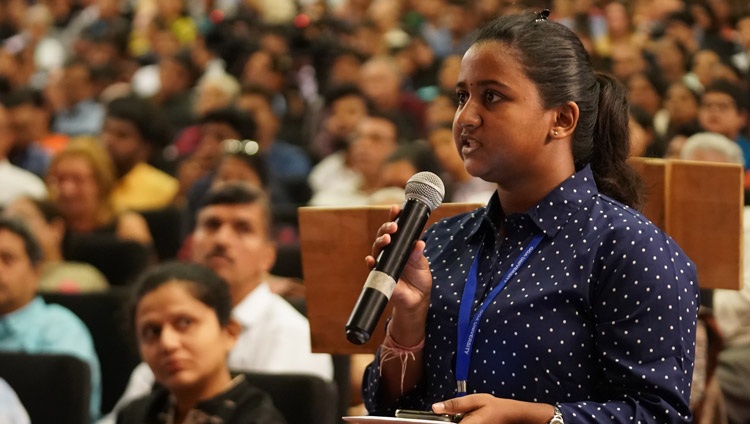 Un estudiante de la Universidad de Goa hace una pregunta a Su Santidad el Dalái Lama durante su charla en la Academia Kala de Goa, India, el 11 de diciembre de 2019. Foto de Lobsang Tsering