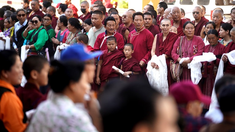  Miembros del público se alinean en los caminos esperando que Su Santidad el Dalái Lama llegue a Mundgod, Karnataka, India, el 12 de diciembre de 2019. Foto de Lobsang Tsering