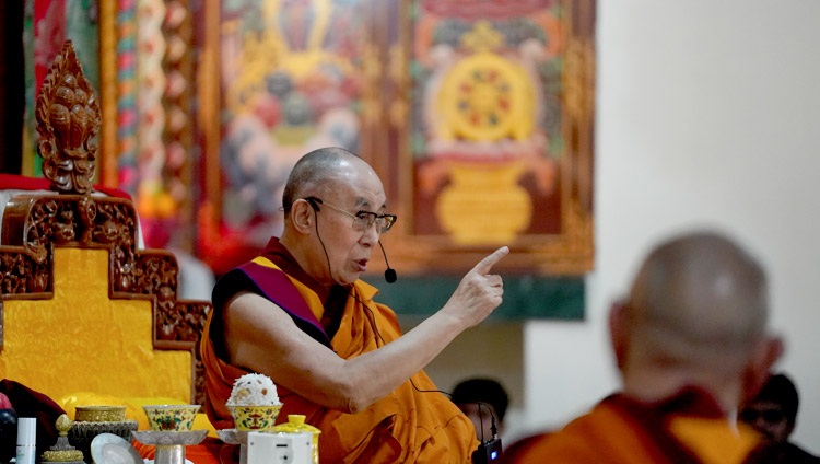 Su Santidad el Dalái Lama hablando en la ceremonia de bienvenida a su llegada a Drepung Lachi en Mundgod, Karnataka, India, el 12 de diciembre de 2019. Foto de Lobsang Tsering