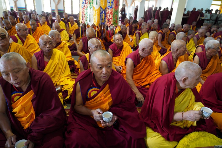Miembros de la congregación tomando el té durante las ceremonias de bienvenida a Su Santidad el Dalái Lama en Drepung Lachi en Mundgod, Karnataka, India, el 12 de diciembre de 2019. Foto de Lobsang Tsering