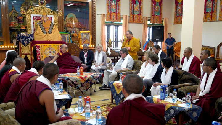 Telo Rinpoche presentó la discusión con Su Santidad el Dalai Lama y participó en un programa de investigación ruso en su residencia del Monasterio Drepung Gomang en Mundgod, Karnataka, India, el 13 de diciembre de 2019. Foto de Lobsang Tsering