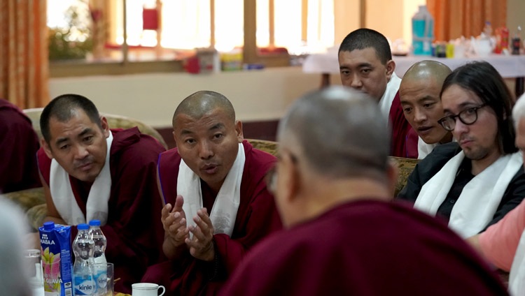 Un monje tibetano que se había formado en Rusia compartiendo sus experiencias con Su Santidad el Dalai Lama durante su conversación con los participantes en un programa de investigación ruso en su residencia del Monasterio Drepung Gomang en Mundgod, Karnataka, India, el 13 de diciembre de 2019. Foto de Lobsang Tsering