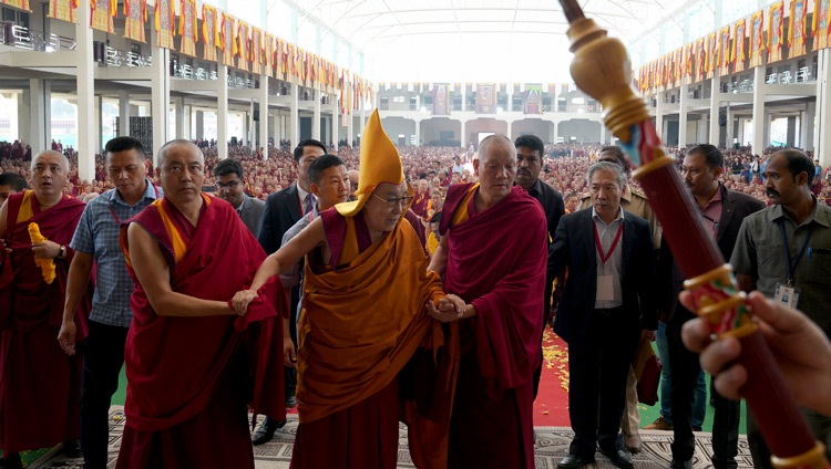 Su Santidad el Dalái Lama llega al nuevo patio de debate del Monasterio Drepung Gomang en Mundgod, Karnataka, India, el 14 de diciembre de 2019. Foto de Lobsang Tsering