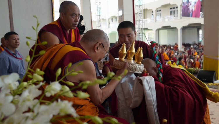 El maestro de ceremonias dirigiendo oraciones auspiciosas al comienzo de la inauguración del nuevo patio de debate en el Monasterio Drepung Gomang en Mundgod, Karnataka, India, el 14 de diciembre de 2019. Foto de Lobsang Tsering