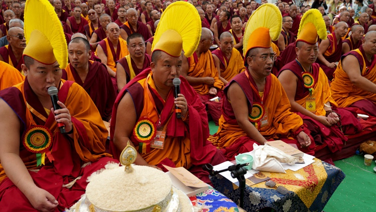El abad Lobsang Gyaltsen ofrece un mandala y las tres representaciones del cuerpo, el habla y la mente del Buda en la inauguración del nuevo patio de debate del Monasterio Drepung Gomang en Mundgod, Karnataka, India, el 14 de diciembre de 2019. Foto de Lobsang Tsering