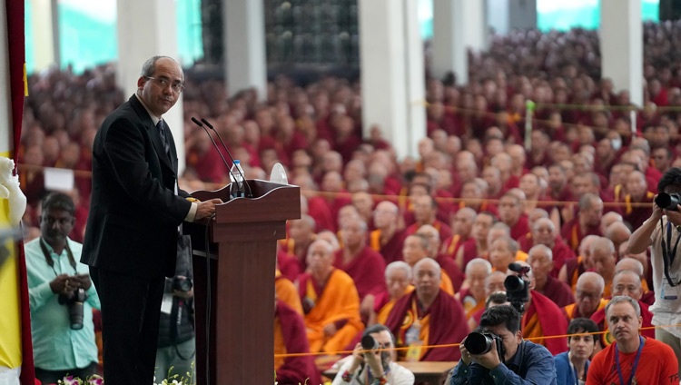 El director, el Dr. Lobsang Tenzin Negi, durante una breve ceremonia para conmemorar la finalización de una fase de ejecución de seis años de la Iniciativa Científica del Tíbet Emory (ETSI) en el nuevo patio de debate del Monasterio Drepung Gomang en Mundgod, Karnataka, India, el 14 de diciembre de 2019. Foto de Lobsang Tsering
