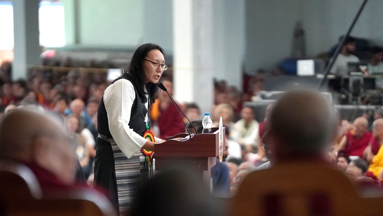 La Dra. Tsetan Dolkar, subdirectora, habla sobre la formación de los monjes durante una breve ceremonia para conmemorar la finalización de una fase de ejecución de seis años de la Iniciativa Científica del Tíbet Emory (ETSI) en el patio de debates del nuevo monasterio de Drepung Gomang en Mundgod, Karnataka, India, el 14 de diciembre de 2019. Foto de Lobsang Tsering