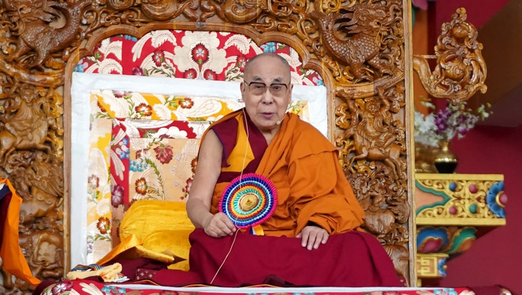 Su Santidad el Dalái Lama pronuncia un discurso en la ceremonia de clausura de una fase de ejecución de seis años de la Iniciativa Científica del Tíbet Emory (ETSI) en el nuevo patio de debates del Monasterio Drepung Gomang en Mundgod, Karnataka, India, el 14 de diciembre de 2019. Foto de Lobsang Tsering