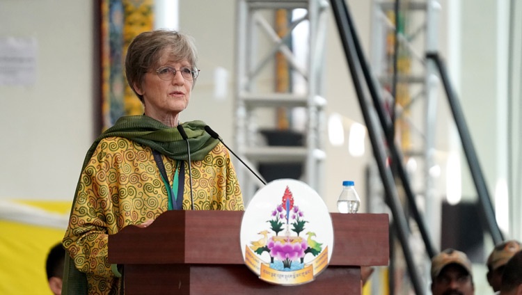 La Dra. Carol Worthman, directora de la Facultad de Neurociencias del ETSI, durante una breve ceremonia para conmemorar la finalización de una fase de ejecución de seis años de la Iniciativa Científica Emory Tibetana (ETSI) en el nuevo patio de debate del Monasterio de Tíbet de Drepung Gomang, situado en Mundgod, en la ciudad india de Karnataka, el pasado 14 de diciembre de 2019. Foto de Lobsang Tsering