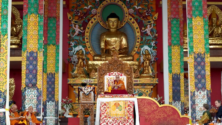 Su Santidad el Dalái Lama dando enseñanzas sobre su «Alabanza a los 17 Maestros de Nalanda» en el nuevo patio de debate del Monasterio Drepung Gomang en Mundgod, Karnataka, India el 14 de diciembre de 2019. Foto de Lobsang Tsering