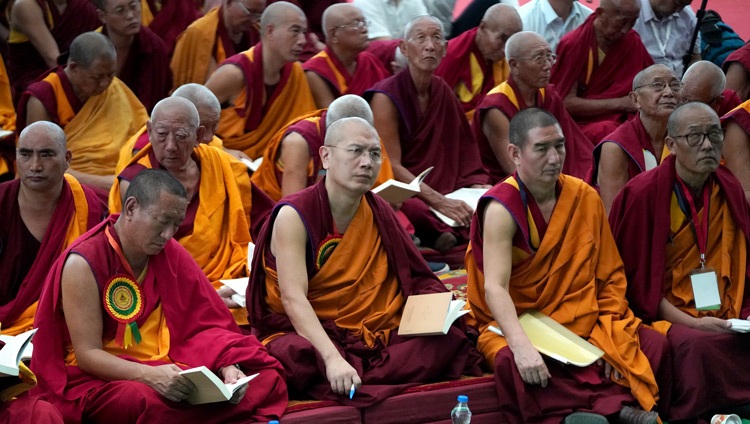 Miembros de la audiencia siguiendo el texto durante la enseñanza de Su Santidad el Dalái Lama en el nuevo patio de debate del Monasterio de Drepung Gomang en Mundgod, Karnataka, India el 14 de diciembre de 2019. Foto de Lobsang Tsering