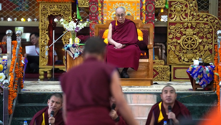 Su Santidad el Dalái Lama escucha atentamente a los monjes que debaten la filosofía budista en el Salón de Asambleas de Drepung Gomang en Mundgod, Karnataka, India, el 15 de diciembre de 2019. Foto de Lobsang Tsering