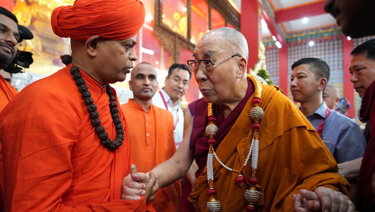 Su Santidad el Dalái Lama intercambió unas palabras con un Swami local que se reunió con él en el Monasterio de Drepung Loseling en Mundgod, Karnataka, India, el 15 de diciembre de 2019. Foto de Lobsang Tsering