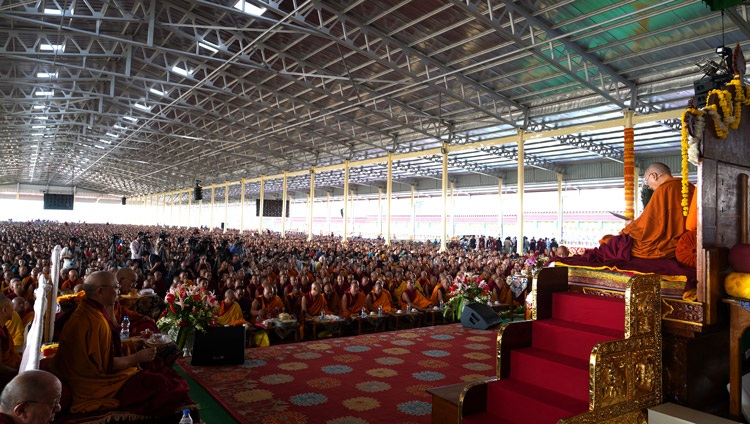 Su Santidad el Dalái Lama realizando los procedimientos preparatorios para el empoderamiento de larga vida asociado con Ye Rinpoche en el patio de debate de Drepung Loseling en Mundgod, Karnataka, India, el 16 de diciembre de 2019. Foto de Lobsang Tsering