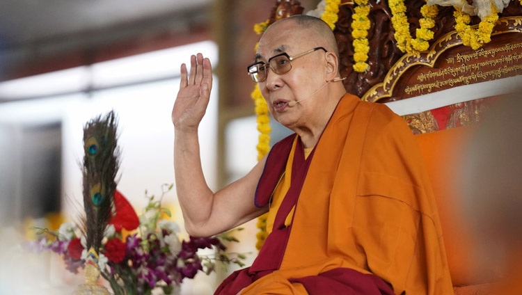 Su Santidad el Dalái Lama dirigiéndose a la congregación antes de dar el empoderamiento de larga vida asociado con Ye Rinpoche en el patio de debate de Drepung Loseling en Mundgod, Karnataka, India, el 16 de diciembre de 2019. Foto de Lobsang Tsering