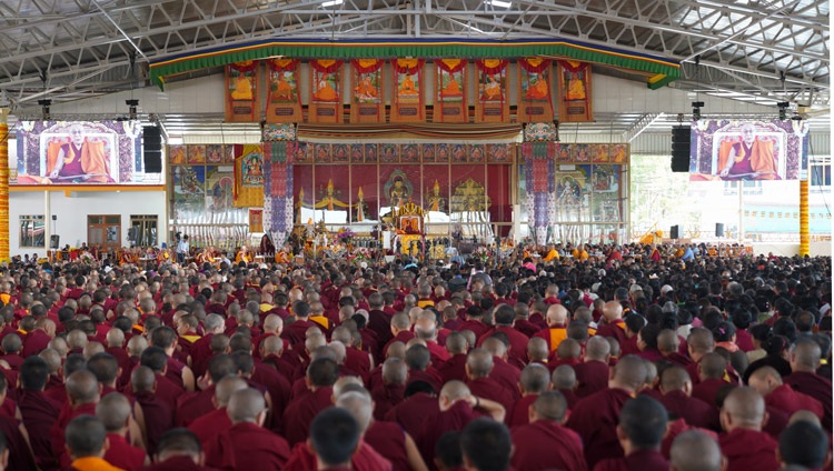 Una vista del escenario en el patio de debate de Drepung Loseling mientras Su Santidad el Dalái Lama se dirige a la multitud en Mundgod, Karnataka, India, el 16 de diciembre de 2019. Foto de Lobsang Tsering
