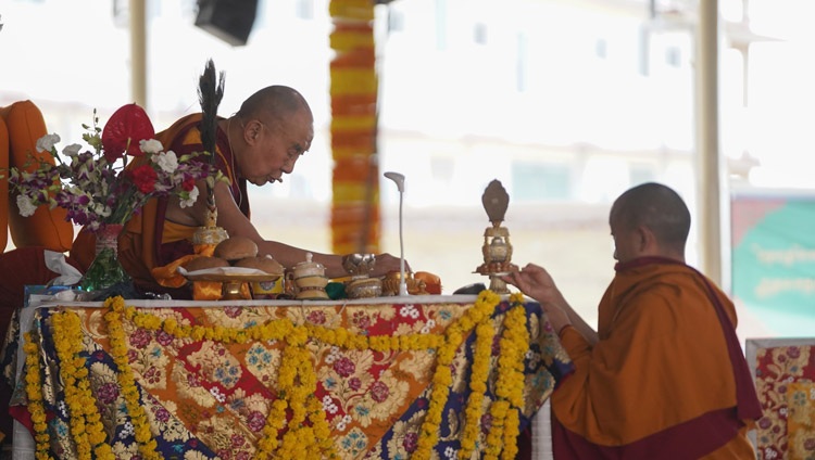 Su Santidad el Dalái Lama otorgando el empoderamiento de larga vida asociado con Ye Rinpoche en el patio de debate de Drepung Loseling en Mundgod, Karnataka, India, el 16 de diciembre de 2019. Foto de Lobsang Tsering