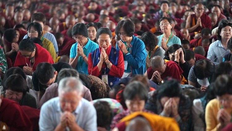 Miembros de la congregación que toman el voto del bodisatva de Su Santidad el Dalái Lama en el patio de debate de Drepung Loseling en Mundgod, Karnataka, India, el 16 de diciembre de 2019. Foto de Lobsang Tsering
