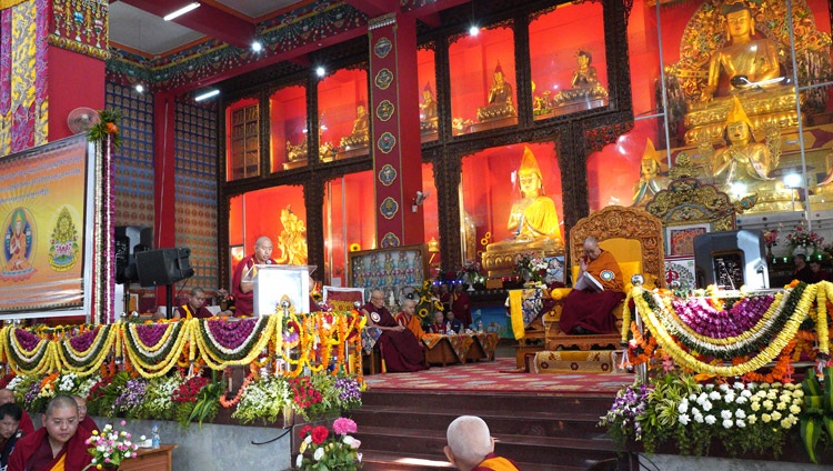 El Abad de Drepung Loseling, Ven Lobsang Samten, hablando en el Simposio sobre las «400 estrofas sobre el camino medio» de Aryadeva en el Salón de Asambleas de Drepung Loseling en Mundgod, Karnataka, India el 17 de diciembre de 2019. Foto de Lobsang Tsering 