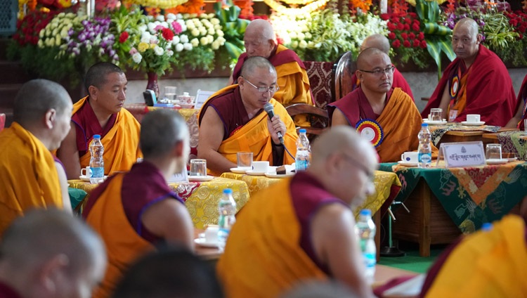 Un monje erudito haciendo su presentación durante el Simposio sobre las «400 estrofas sobre el camino medio», de Aryadeva, en el Salón de Asambleas de Drepung Loseling, en Mundgod, Karnataka, India, el 17 de diciembre de 2019. Foto de Lobsang Tsering