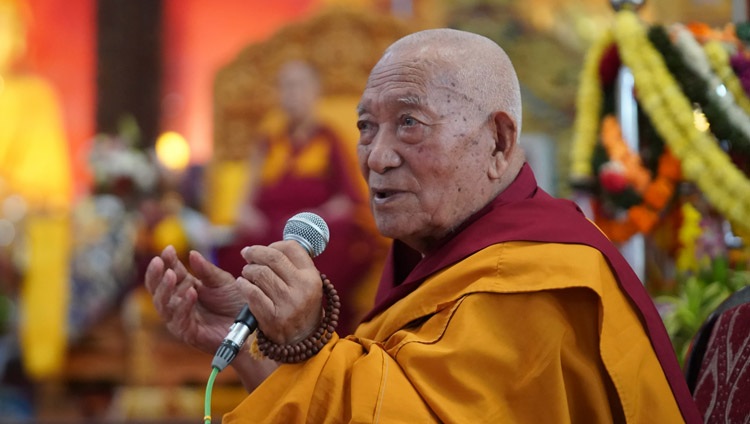 Miembros de la audiencia después de las presentaciones durante el Simposio sobre las «400 estrofas sobre el camino medio» de Aryadeva en el Salón de Asambleas de Drepung Loseling en Mundgod, Karnataka, India el 17 de diciembre de 2019. Foto de Lobsang Tsering