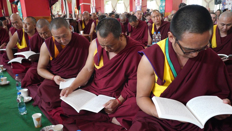  Geshé Yeshi Thapkay resumiendo las presentaciones en el Simposio sobre las «400 estrofas sobre el camino medio» de Aryadeva en el Drepung Loseling Assembly Hall en Mundgod, Karnataka, India el 17 de diciembre de 2019. Foto de Lobsang Tsering